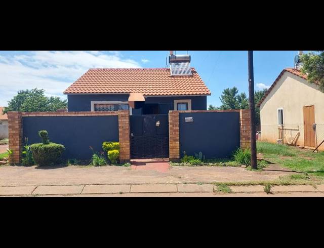 2 BEDROOM HOUSE FOR SALE IN LUFHERENG